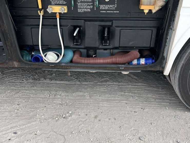 2005-freightliner-tropi-cal-t396-39ft.-class-a-motorhome-image-52