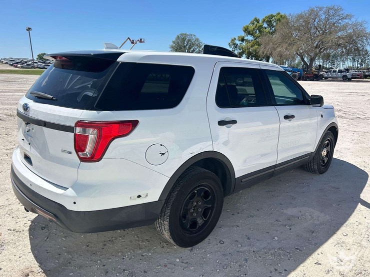 2016-ford-explorer-image-3