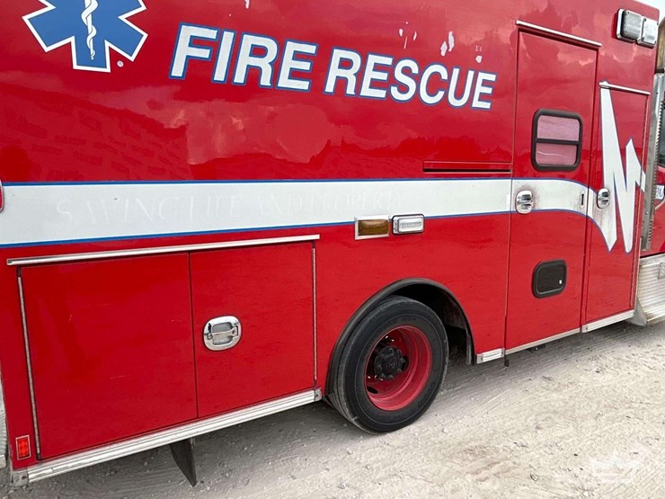 2016-freightliner-m2-106-image-25