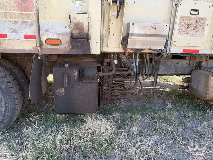 2016-freightliner-108sd-image-10