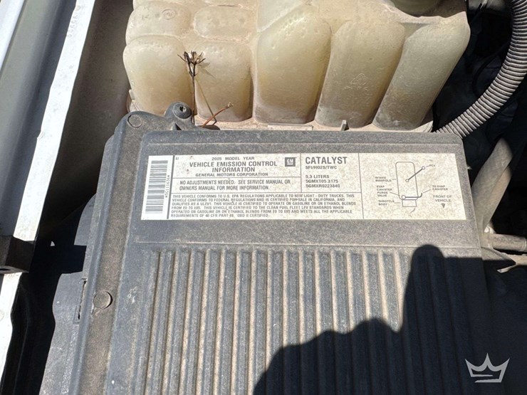 2005-chevrolet-suburban-image-9