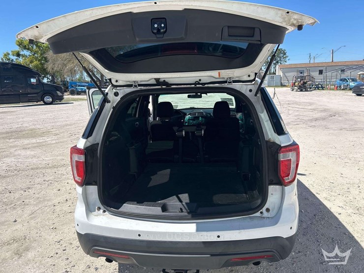 2016-ford-explorer-image-18