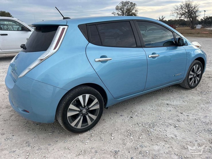 2015-nissan-leaf-hatchback-image-3
