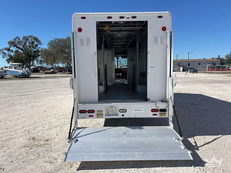 2010-workhorse-w62-image-22