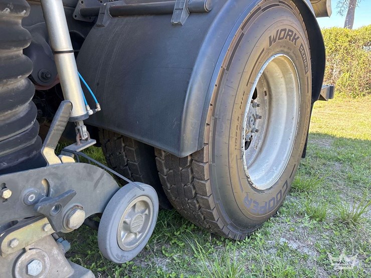 2020-freightliner-m2-106-image-24