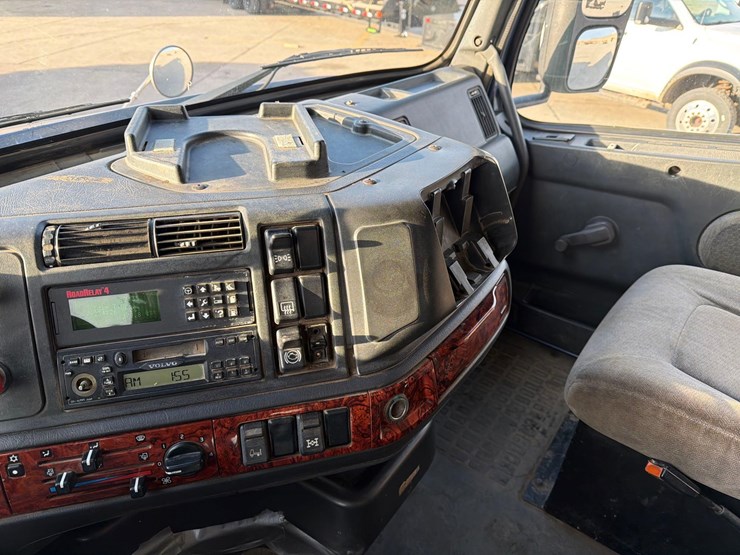 2001-volvo-vn-image-42