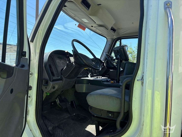 2020-freightliner-m2-106-image-16