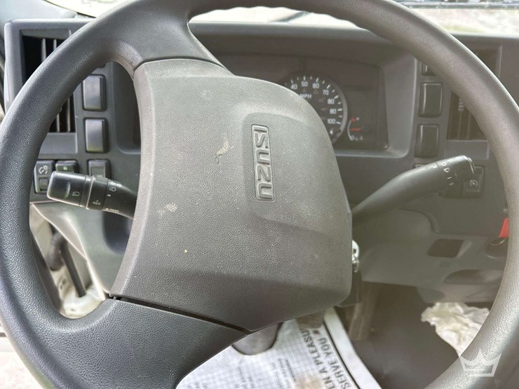 2017-isuzu-npr-image-12