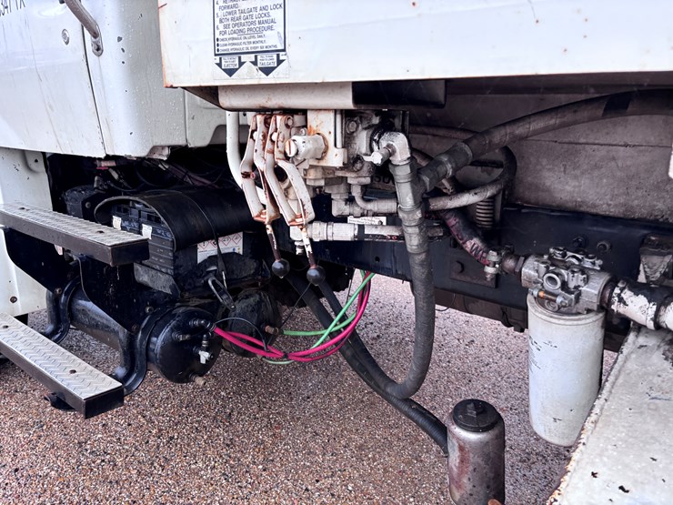 2009-sterling-l7500-image-9