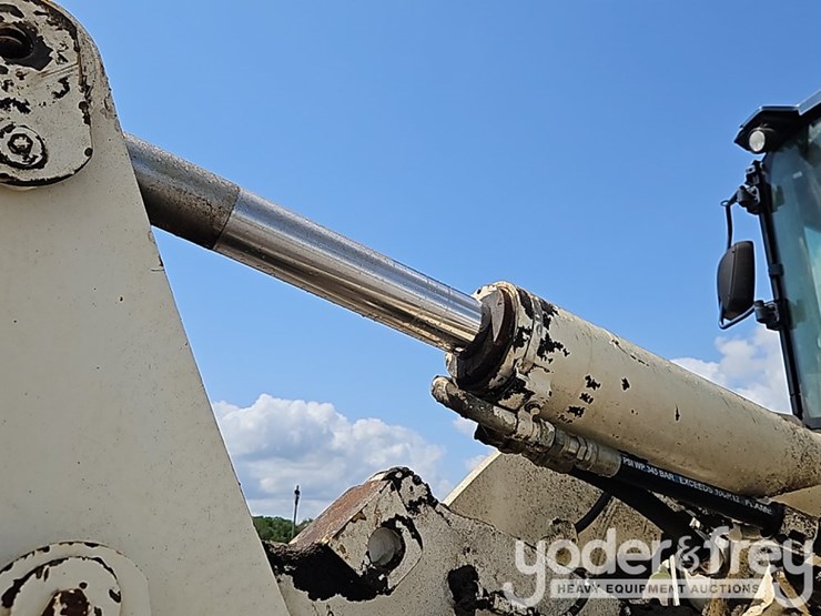 2015-caterpillar-938k-image-16