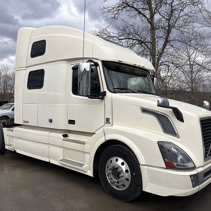 2017 VOLVO VNL780
