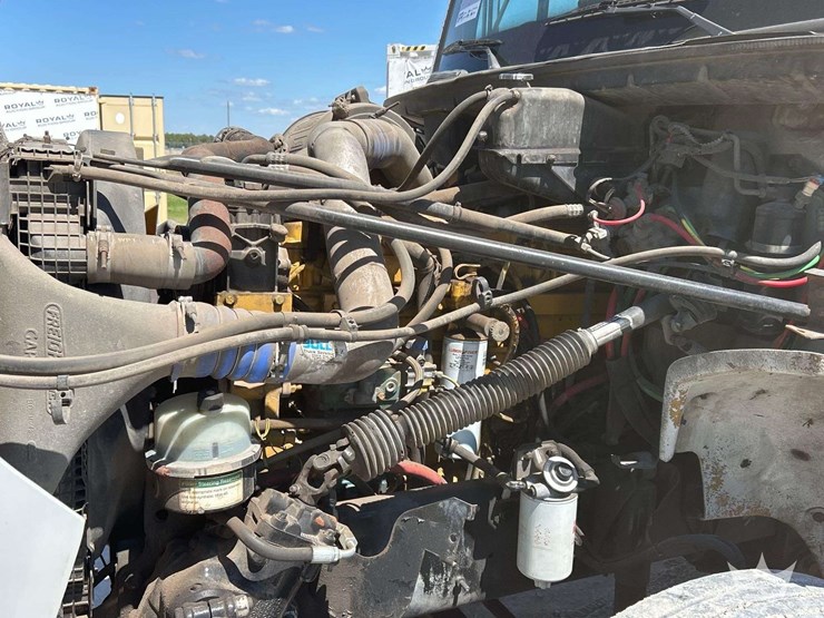 2001-freightliner-fl112-image-7