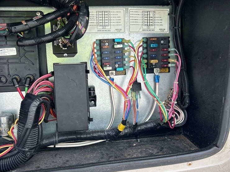 2005-freightliner-tropi-cal-t396-39ft.-class-a-motorhome-image-58