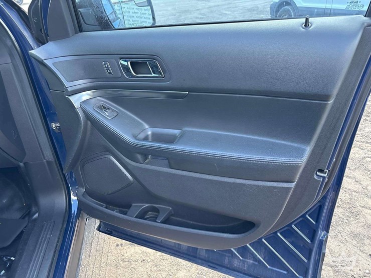 2015-ford-explorer-image-26