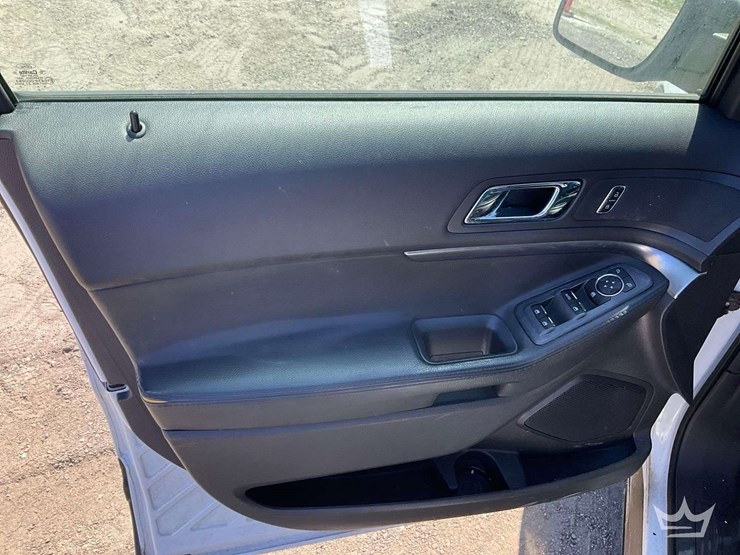 2015-ford-explorer-image-13