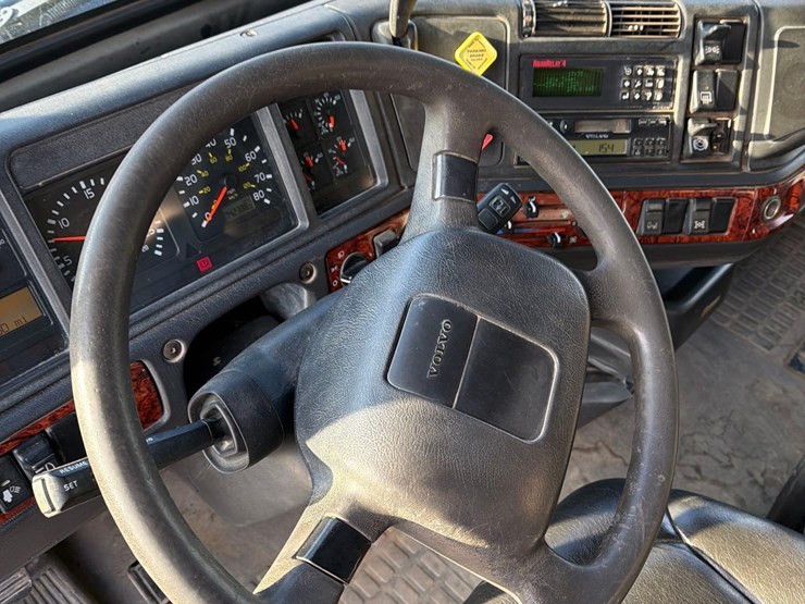 2001-volvo-vn-image-37