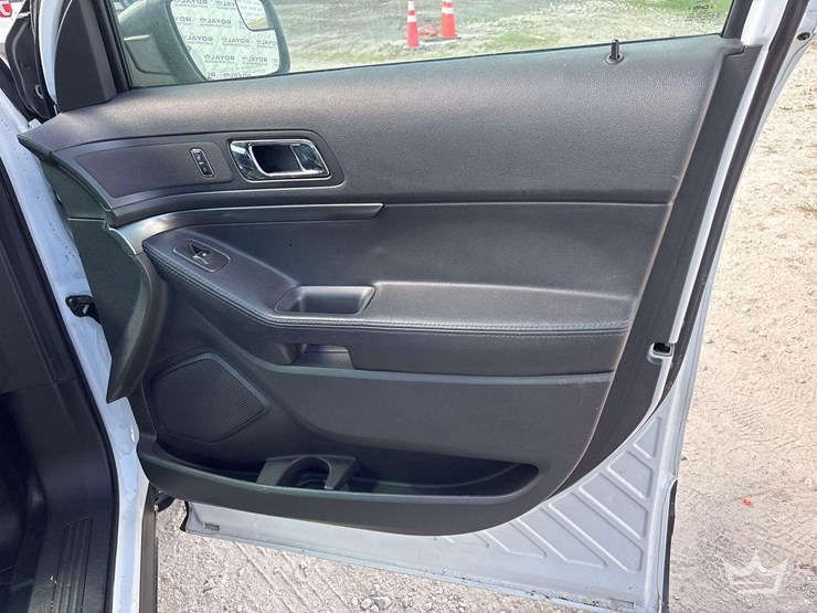 2015-ford-explorer-image-26