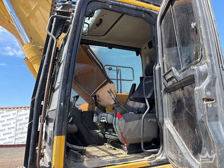 2020-komatsu-pc210-lc-image-32