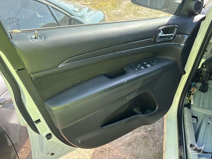 2011-jeep-grand-cherokee-laredo-image-15