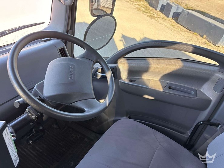 2016-isuzu-nrr-image-29