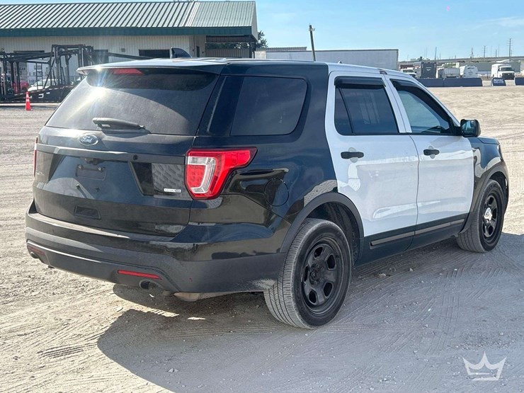 2016-ford-explorer-image-3