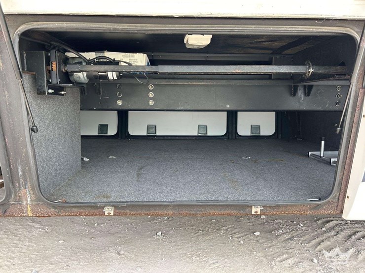 2005-freightliner-tropi-cal-t396-39ft.-class-a-motorhome-image-55