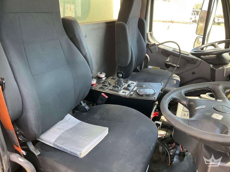 2018-freightliner-m2-106-image-24