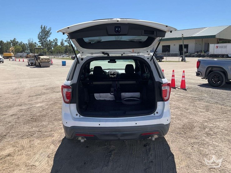 2016-ford-explorer-image-33