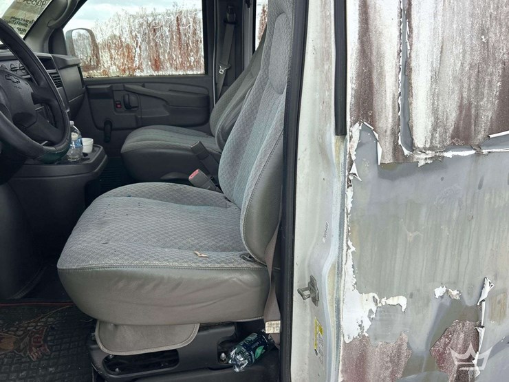 2016-chevrolet-express-2500-image-13