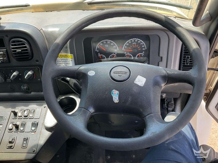 2018-freightliner-m2-106-image-25