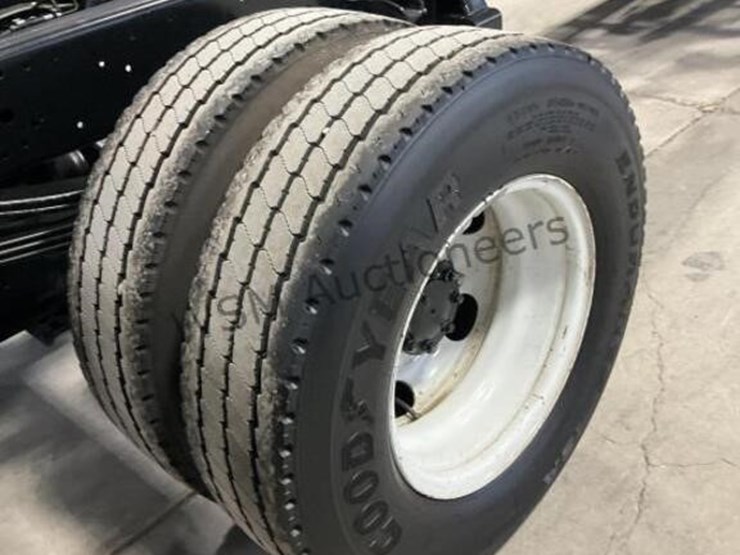 2016-isuzu-npr-image-8