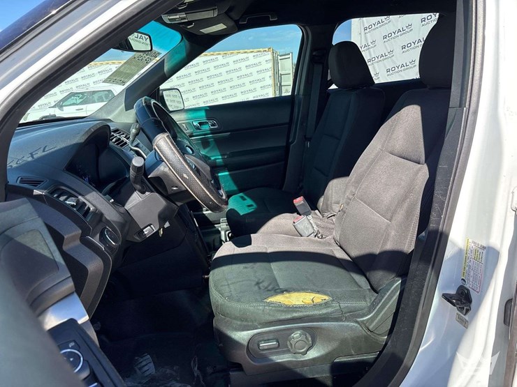 2016-ford-explorer-image-12