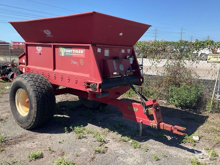 millcreek-turf-tiger-cc2-11-fertilizer-spreader-image-2