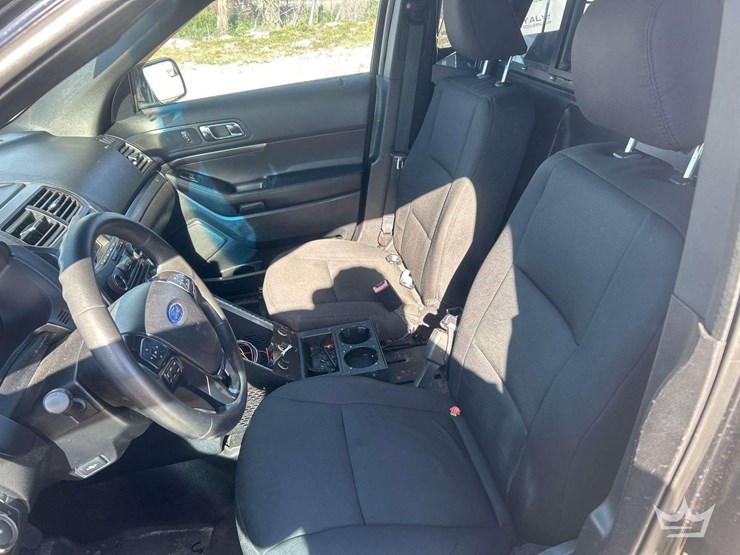 2016-ford-explorer-image-24