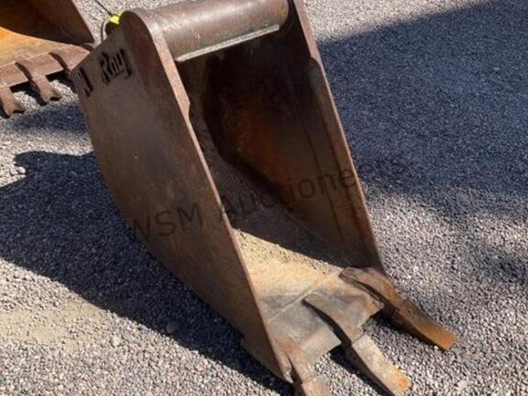 16in-wain-roy-backhoe-bucket-image-1