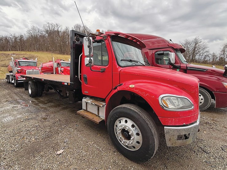 2005-freightliner-m2-106-image-1