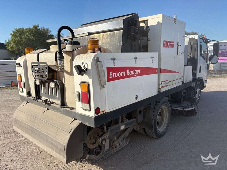 2016-isuzu-nrr-image-3