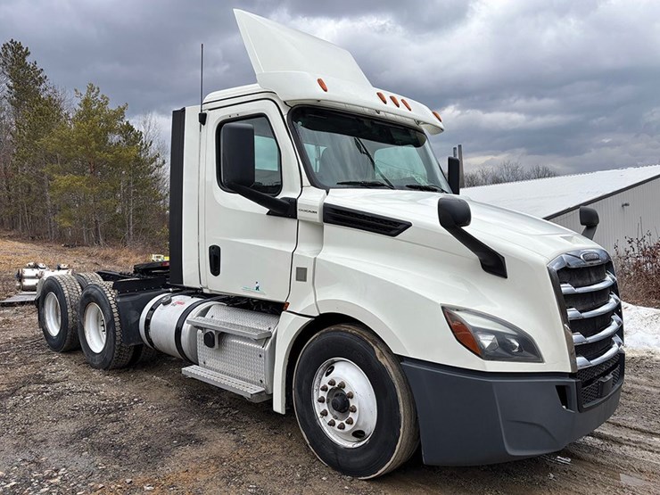 2018-freightliner-cascadia-126-image-1