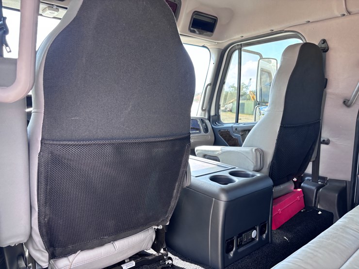 2014-freightliner-m2-106-image-16