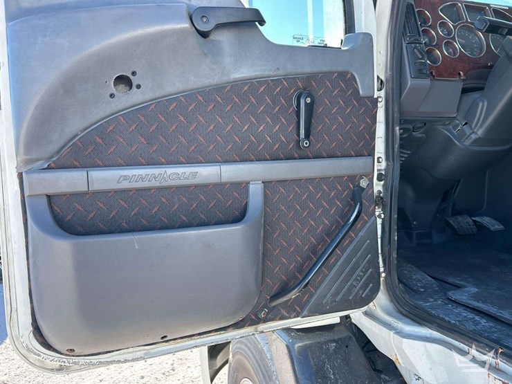 2013-mack-cxu613-t/a-day-cab-truck-tractor-image-11