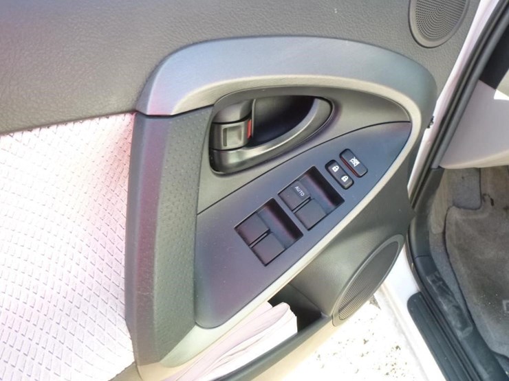 2014-toyota-rav4-image-17