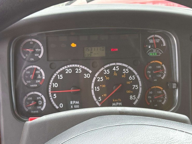 2016-freightliner-m2-106-image-13