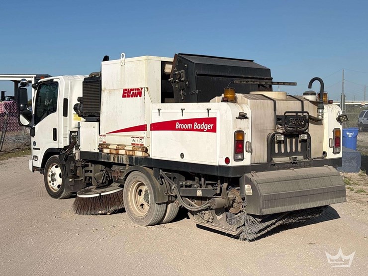 2016-isuzu-nrr-image-4