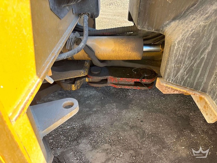 2014-caterpillar-cb54b-image-15