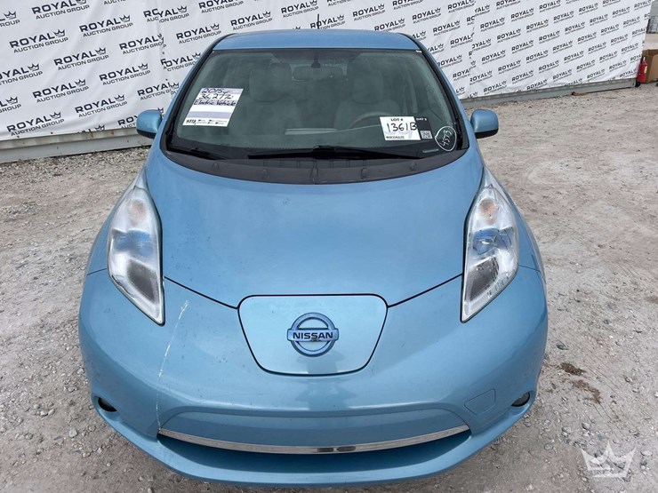 2015-nissan-leaf-hatchback-image-26
