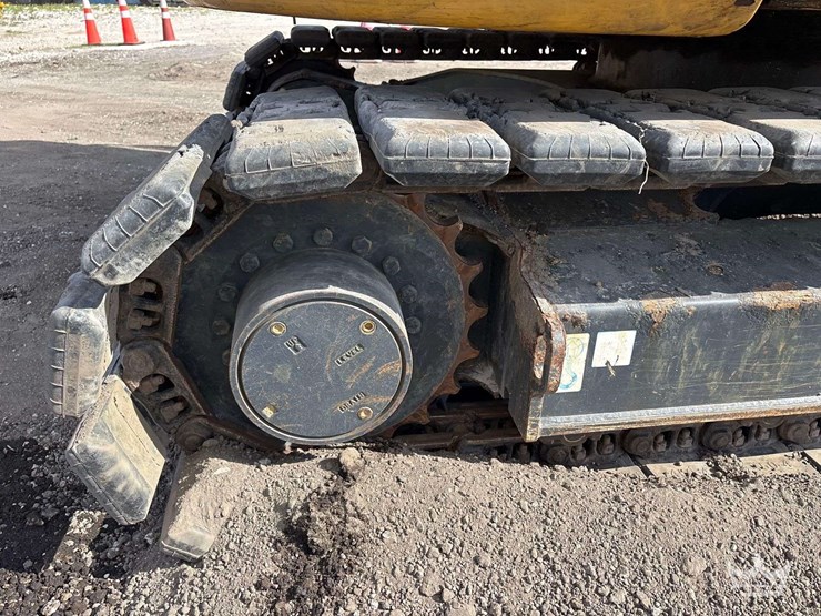 2016-deere-85g-image-15