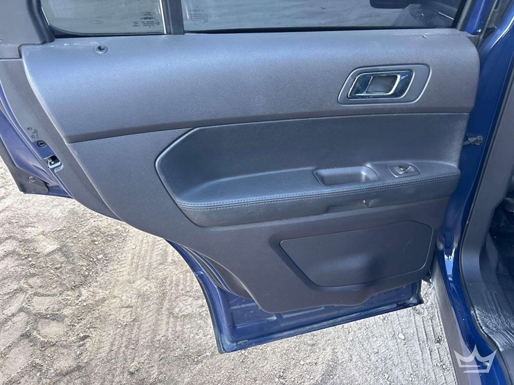 2015-ford-explorer-image-18