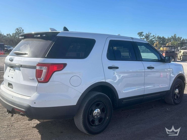 2016-ford-explorer-image-3