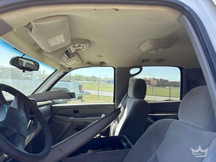 2005-chevrolet-suburban-image-18