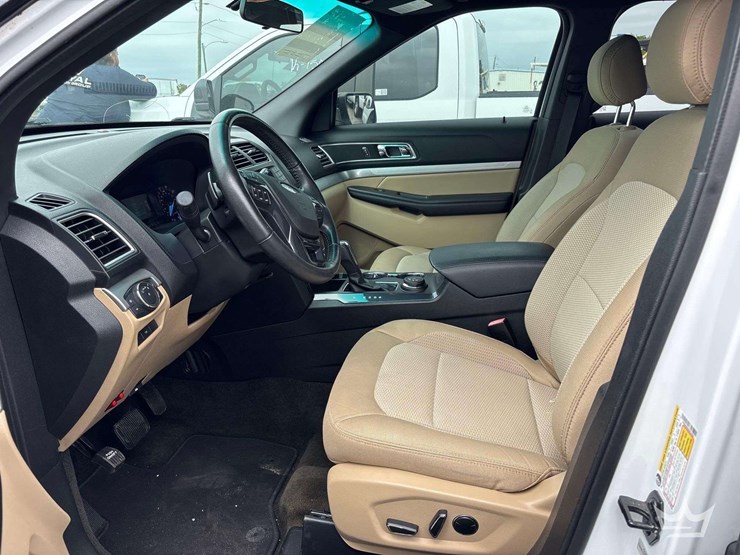 2016-ford-explorer-image-13